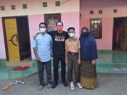 Jadi Guru Honorer 25 Tahun, Bapak Kos Nadiem Akhirnya Lolos ASN PPPK 2021