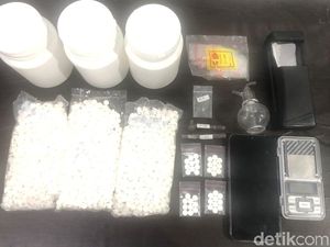 Kurir Narkoba di Surabaya Dibekuk, 3,9 Gram Sabu dan 3 Ribu Pil Koplo Disita Kurir Narkoba di Surabaya Dibekuk, 3,9 Gram Sabu dan 3 Ribu Pil Koplo Disita