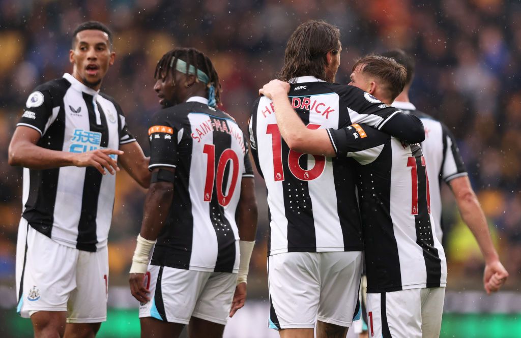 WOLVERHAMPTON, ENGLAND - OCTOBER 02: Jeff Hendrick celebrates with Matt Ritchie of Newcastle United after scoring their team's first goal during the Premier League match between Wolverhampton Wanderers and Newcastle United at Molineux on October 02, 2021 in Wolverhampton, England. (Photo by Naomi Baker/Getty Images)