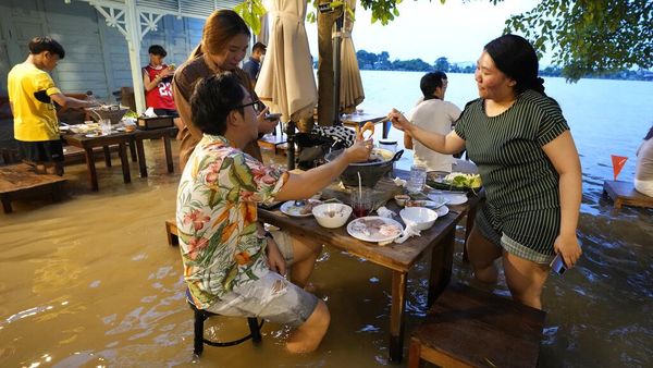 Nggak Biasa, Resto di Thailand Ini Ramai Pengunjung Saat Kebanjiran