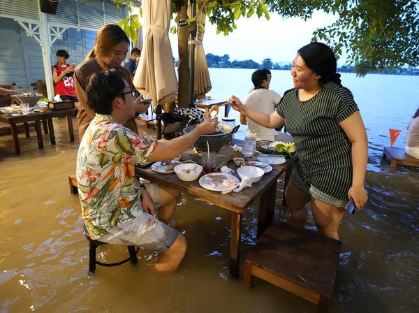 Nggak Biasa, Resto di Thailand Ini Ramai Pengunjung Saat Kebanjiran