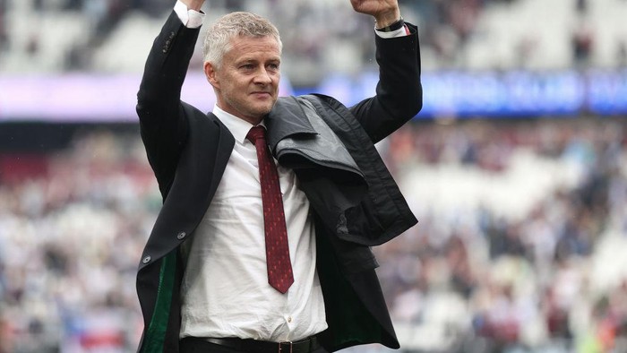 LONDON, ENGLAND - SEPTEMBER 19:  Ole Gunnar Solskjaer, Manager of Manchester United acknowledges the fans after his sides during the Premier League match between West Ham United and Manchester United at London Stadium on September 19, 2021 in London, England. (Photo by Julian Finney/Getty Images)