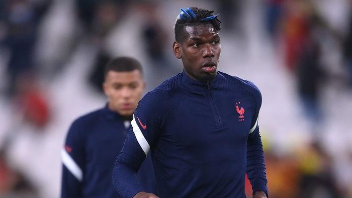 TURIN, ITALY - OCTOBER 07: Paul Pogba of France controls the ball as he warms up prior to the UEFA Nations League 2021 Semi-final match between Belgium and France at Juventus Stadium on October 07, 2021 in Turin, Italy. (Photo by Laurence Griffiths/Getty Images)