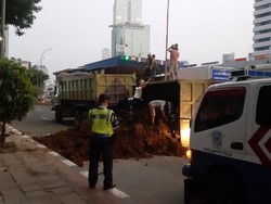 Penampakan Truk Terbalik di Depan Wisma Mulia, Lalin Gatsu Jakarta Macet