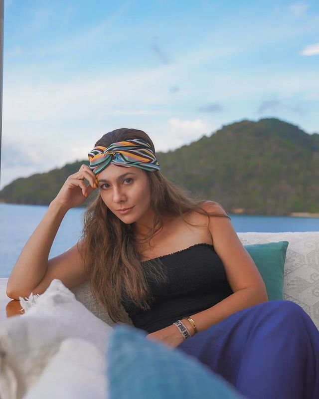 Ada yang baru dengan penampilan Wulan Guritno, ia tampil sangat eksotis dengan kulit tanned nya. Yuk intip!