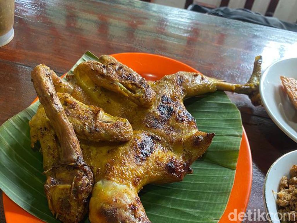 Raos Pisan! Ayam Bakar dan Sambal Dadak Ibu Ubed yang Bikin Selebriti Ketagihan Raos Pisan! Ayam Bakar dan Sambal Dadak Ibu Ubed yang Bikin Selebriti Ketagihan