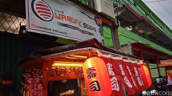 Oishi! Mantan Chef Ini Jualan Sushi Kaki Lima Rp10 Ribuan