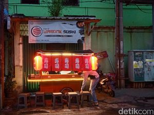Menyantap Sushi di Warung Kaki Lima, Harganya Rp 10 Ribuan! Menyantap Sushi di Warung Kaki Lima, Harganya Rp 10 Ribuan!