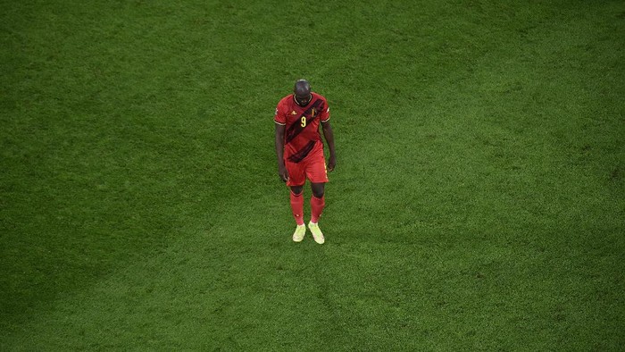 TURIN, ITALY - OCTOBER 07: Romelu Lukaku of Belgium looks dejected after the UEFA Nations League 2021 Semi-final match between Belgium and France at Juventus Stadium on October 07, 2021 in Turin, Italy. (Photo by Massimo Rana - Pool/Getty Images)