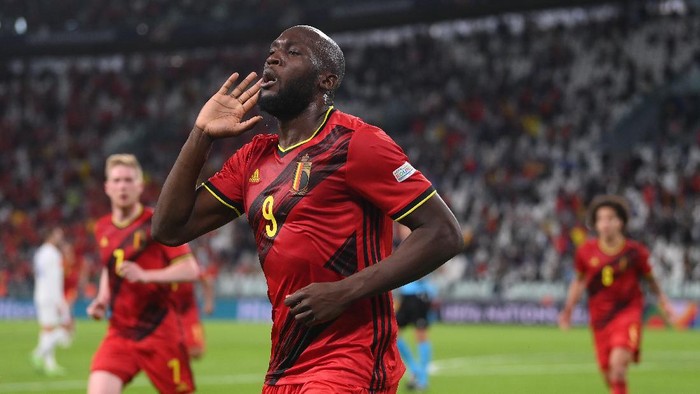 TURIN, ITALY - OCTOBER 07: Romelu Lukaku of Belgium celebrates after scoring their sides second goal during the UEFA Nations League 2021 Semi-final match between Belgium and France at Juventus Stadium on October 07, 2021 in Turin, Italy. (Photo by Laurence Griffiths/Getty Images)
