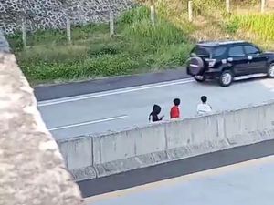 Viral! Sekelompok Anak Terobos Pagar-Main di Tengah Tol Boyolali