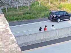 Bahaya! Sekelompok Anak Viral Terobos Pagar-Bermain di Tengah Tol Boyolali