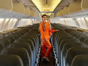 Awas Kalah Keren, Maskapai Ini Ganti High Heels Pramugari dengan Nike