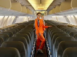 Awas Kalah Keren, Maskapai Ini Ganti High Heels Pramugari dengan Nike