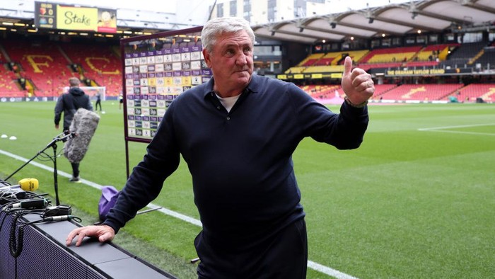 WATFORD, ENGLAND - SEPTEMBER 25: Steve Bruce, Manager of Newcastle United looks on prior to the Premier League match between Watford and Newcastle United at Vicarage Road on September 25, 2021 in Watford, England. (Photo by Alex Morton/Getty Images)