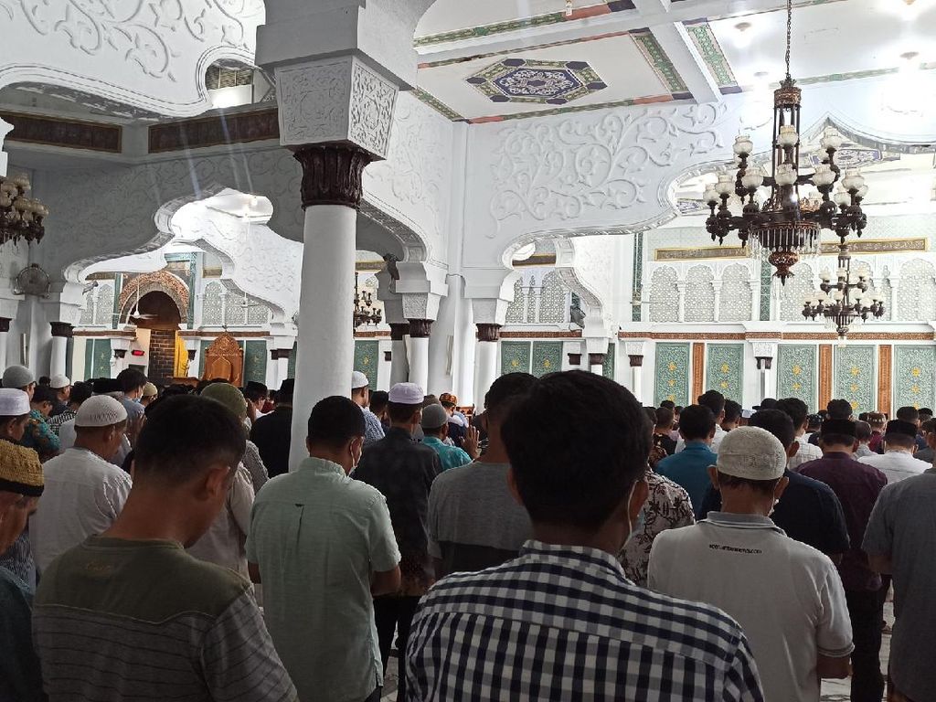 Tak Lagi Jaga Jarak, Begini Suasana Salat Jumat di Masjid Baiturrahman Aceh Tak Lagi Jaga Jarak, Begini Suasana Salat Jumat di Masjid Baiturrahman Aceh