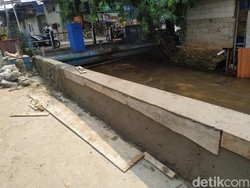 Turap Bulak Rantai Belum Kelar, Tanggul Hek Kramat Jati Menunggu