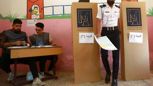 Tentara dan Polisi Nyoblos Duluan dalam Pemilu Irak