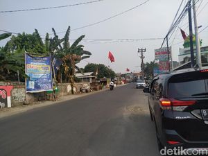 3 Tiang di Ciputat Dicabut, Sisa 17 Tiang yang Masih Makan Badan Jalan