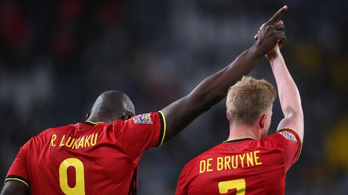 TURIN, ITALY - OCTOBER 07: Romelu Lukaku of Belgium celebrates with Kevin De Bruyne after scoring their sides second goal during the UEFA Nations League 2021 Semi-final match between Belgium and France at Juventus Stadium on October 07, 2021 in Turin, Italy. (Photo by Laurence Griffiths/Getty Images)