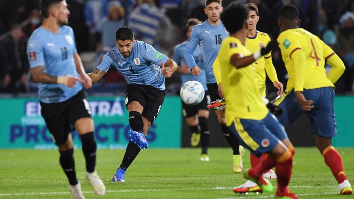 MONTEVIDEO, URUGUAY - OCTOBER 07: Luis Suarez of Uruguay kicks the ball during a match between Uruguay and Colombia as part of South American Qualifiers for Qatar 2022 at Parque Central Stadium on October 07, 2021 in Montevideo, Uruguay. (Photo by Pablo Porciuncula-Pool/Getty Images)