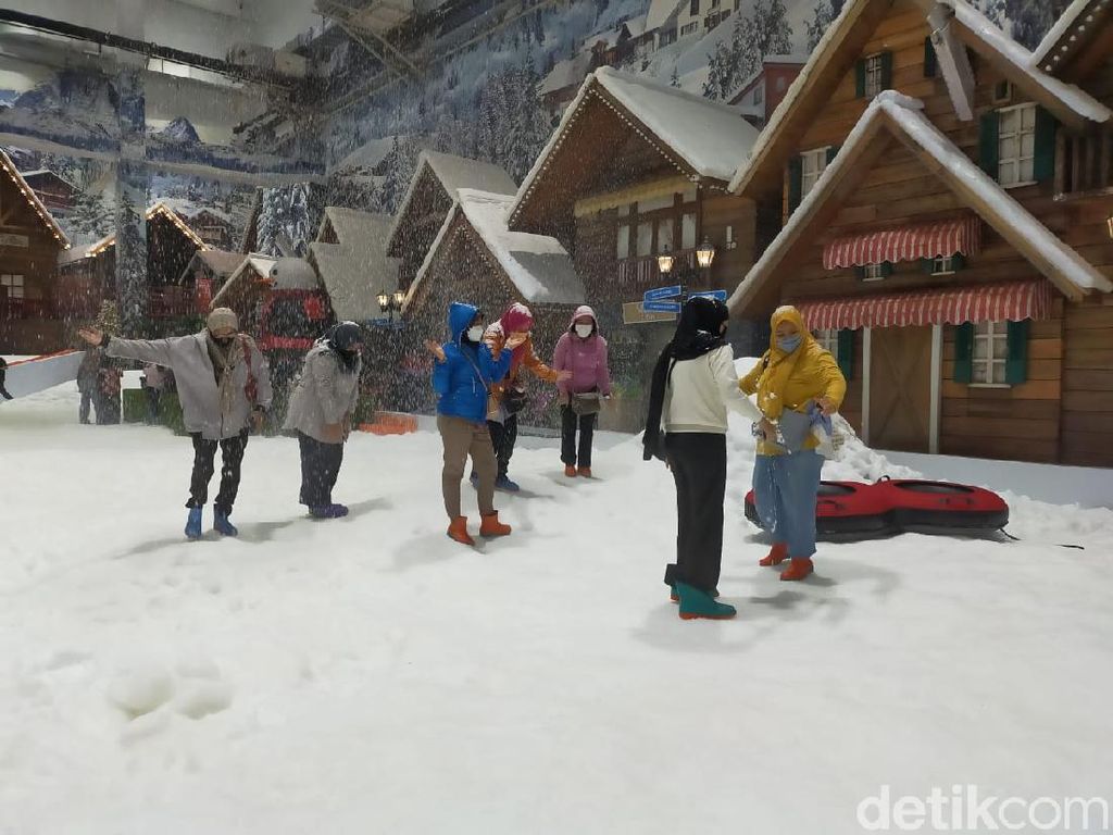 Mau Main Salju di Bekasi? Trans Snow World Ada Promo Nih