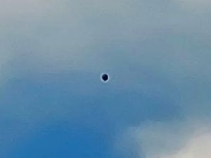 Kubus Hitam Misterius Terlihat di Area 51