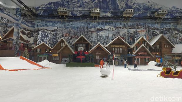 Wisatawan di Hari Pertama Trans Snow World Bekasi