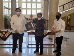 Alumni Teknik Mesin UGM, Airlangga Beri Bus Listrik & Diesel