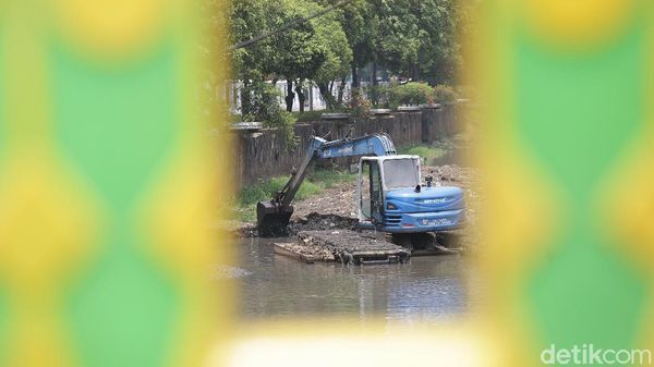 Ancang-ancang Kali Ciliwung Jelang Musim Hujan