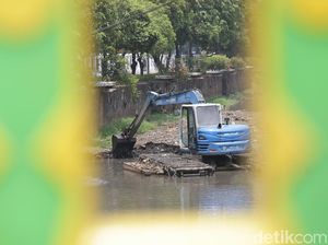 Ancang-ancang Kali Ciliwung Jelang Musim Hujan Ancang-ancang Kali Ciliwung Jelang Musim Hujan