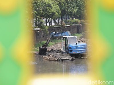Ancang-ancang Kali Ciliwung Jelang Musim Hujan