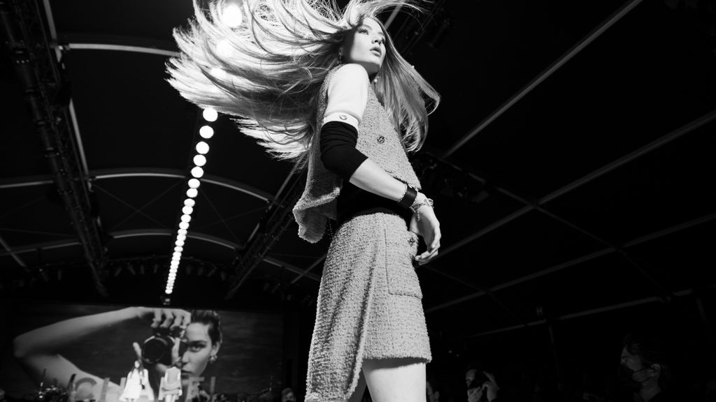 Foto fashion show Chanel spring/summer 2022 karya Inez & Vinoodh