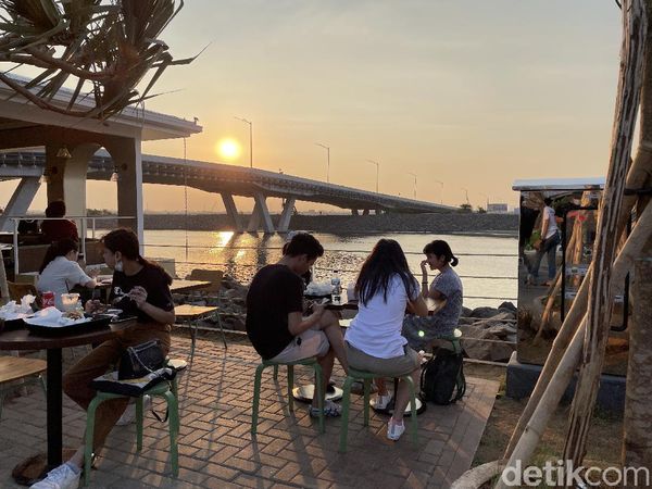 Potret Sunset di Tempat Hits ala Korea di Teluk Jakarta