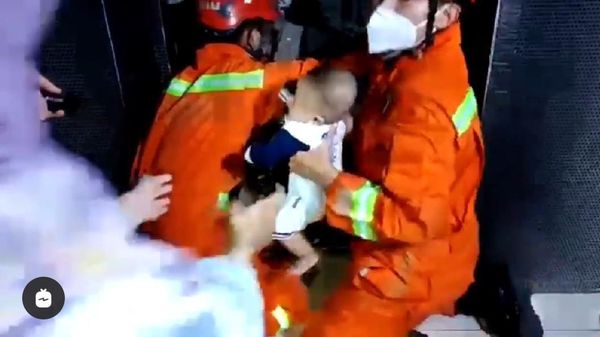 Momen Menegangkan Damkar Evakuasi Bayi Terjebak Lift di Jaktim