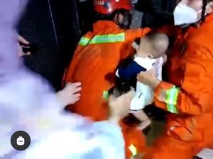 Momen Menegangkan Damkar Evakuasi Bayi Terjebak Lift di Jaktim