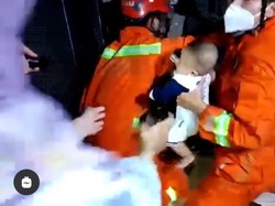 Damkar Evakuasi 5 Orang Terjebak Lift di Jaktim, Salah Satunya Bayi