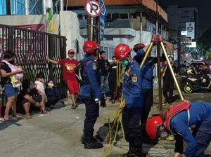 Damkar Jaktim Evakuasi Handphone Warga yang Jatuh di Gorong-gorong