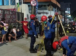 Damkar Jaktim Evakuasi Handphone Warga yang Jatuh di Gorong-gorong