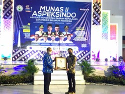 Waket DPD Terima Penghargaan Tokoh Maritim RUU Daerah Kepulauan