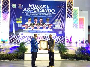 Waket DPD Terima Penghargaan Tokoh Maritim RUU Daerah Kepulauan Waket DPD Terima Penghargaan Tokoh Maritim RUU Daerah Kepulauan