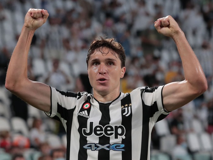 TURIN, ITALY - AUGUST 14: Federico Chiesa of Juventus celebrates after his team-mate Paulo Dybala scored during the pre-season friendly match between Juventus and Atalanta BC at Allianz Stadium on August 14, 2021 in Turin, Italy. (Photo by Emilio Andreoli/Getty Images)