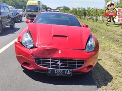 Ferrari Hantam Kendaraan di Tol Sidoarjo-Porong, Kemacetan Panjang Tak Terhindarkan