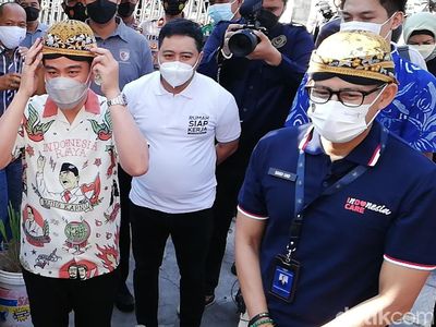 Gaya Kompak Sandi-Gibran Pakai Blangkon di Sukoharjo