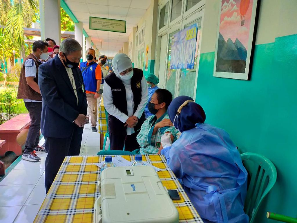 Gubernur Khofifah Kejar Target Vaksinasi Lansia di Jatim