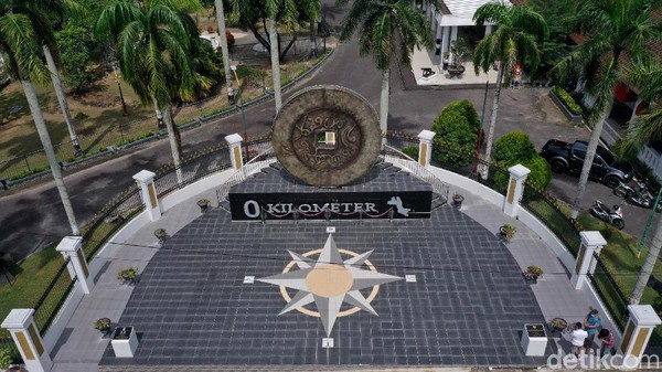 Yups, Tugu bebentuk koin atau replika Picis Van Pangkalpinang itu berdiameter 4,8 meter dengan berat kurang lebih 600 kilo gram. Wow! Yups, Tugu bebentuk koin atau replika Picis Van Pangkalpinang itu berdiameter 4,8 meter dengan berat kurang lebih 600 kilo gram. Wow!