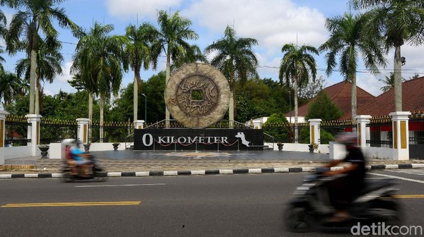 Tepat dibelakang tugu koin tersebut memang berjejer beberapa batang pohon pinang. Kesepakatan pembuatan Tugu Titik Nol Kilometer Pulau Bangka sudah berdasarkan hasil kesepakatan dengan para sejarawan di Pulau Bangka. Tepat dibelakang tugu koin tersebut memang berjejer beberapa batang pohon pinang. Kesepakatan pembuatan Tugu Titik Nol Kilometer Pulau Bangka sudah berdasarkan hasil kesepakatan dengan para sejarawan di Pulau Bangka.