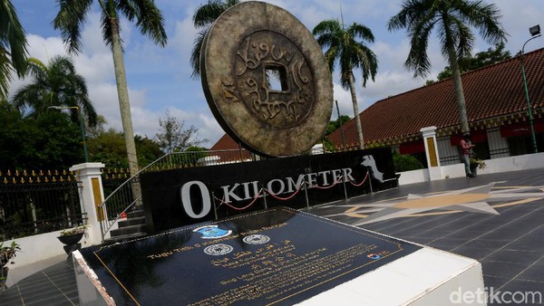 Tugu titik nol dipesan khusus menyerupai uang koin yang dulu pernah digunakan di distrik Pangkalpinang pada tahun 1217 Hijriah atau 1802 Masehi yang disebut Picis Van Pangkalpinang. Tugu titik nol dipesan khusus menyerupai uang koin yang dulu pernah digunakan di distrik Pangkalpinang pada tahun 1217 Hijriah atau 1802 Masehi yang disebut Picis Van Pangkalpinang.