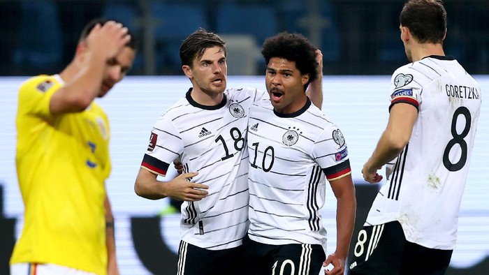 HAMBURG, GERMANY - OCTOBER 08: Serge Gnabry of Germany celebrates his goal with Jonas Hofmann during the 2022 FIFA World Cup Qualifier match between Germany and Romania at Imtech Arena on October 08, 2021 in Hamburg, Hamburg. (Photo by Martin Rose/Getty Images)