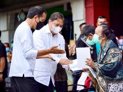 Airlangga Dampingi Jokowi Resmikan Program BT-PKLW di Yogyakarta